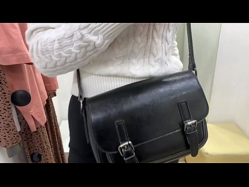 ❤️ Masturbasyon piblik nan jenn femèl FeralBerry ak yon gode nan sal la Fitting ☑ Sèks bon jan kalite nan ht.hentai-id.ru